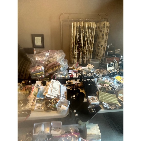 Over 4000 Pieces Costume Jewelry And Branded Jewelry - Picture 6 of 16